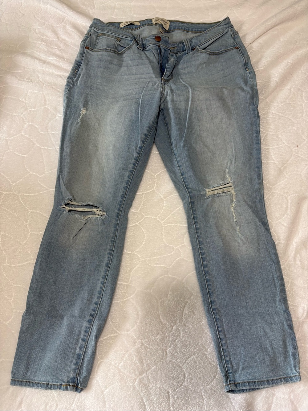 Universal Thread Light Blue Washed Boyfriend Jeans with Knee Distressing